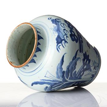 A blue and white transition vase, 17th century.