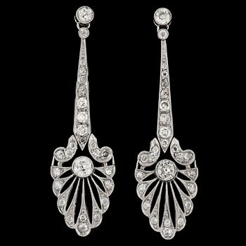 1334. A pair of brilliant cut diamond earrings, tot .app. 1.50 cts.