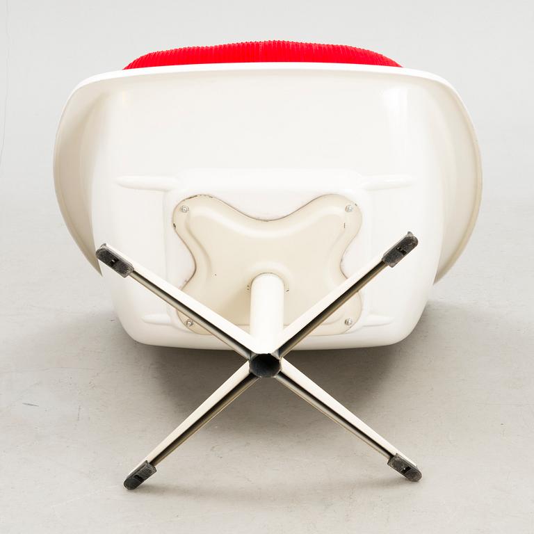 A 1970s rotating lounge chair.