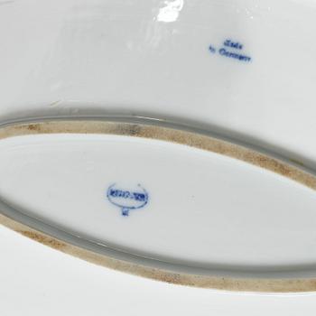 A 54-piece porcelain dinner service, 'Onion pattern/Zwiebelmuster', predominantly Meissenstadt, Tyskland.