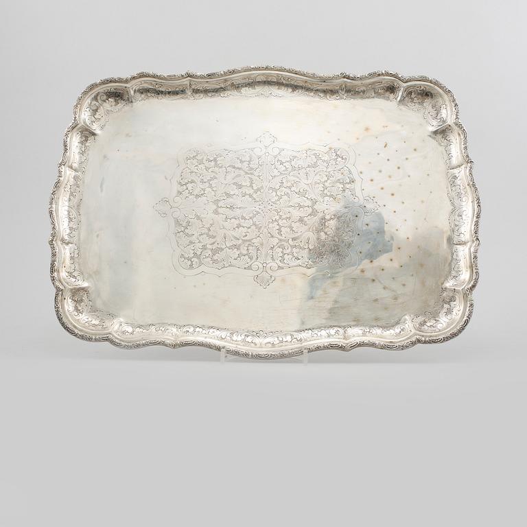 BRICKA, silver, otydliga stämplar, 1900-talets första hälft, vikt 1440 g.