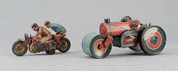 LEKSAKER, 2 st, ångvält samt motorcykel, 1950- resp 1920-tal.