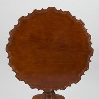 An English 17th-century tilt-top table.