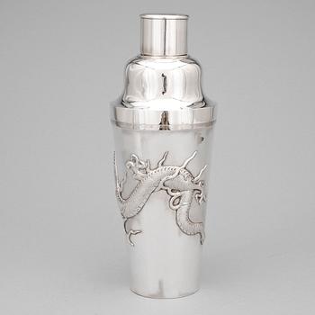 SHAKER samt 6 BÄGARE, silver, Kina 1900-talets första hälft. Total vikt ca 700 g.