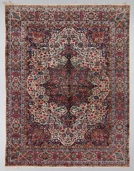 196. Carpet. Semiantik Kirman. 321 x 242,5 cm.