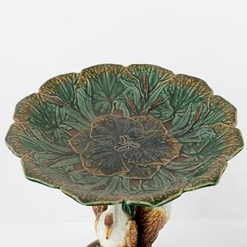 Prydnadsfat & kanna, majolika, Gustavsberg och Rörstrand, omkring sekelskiftet 1900.