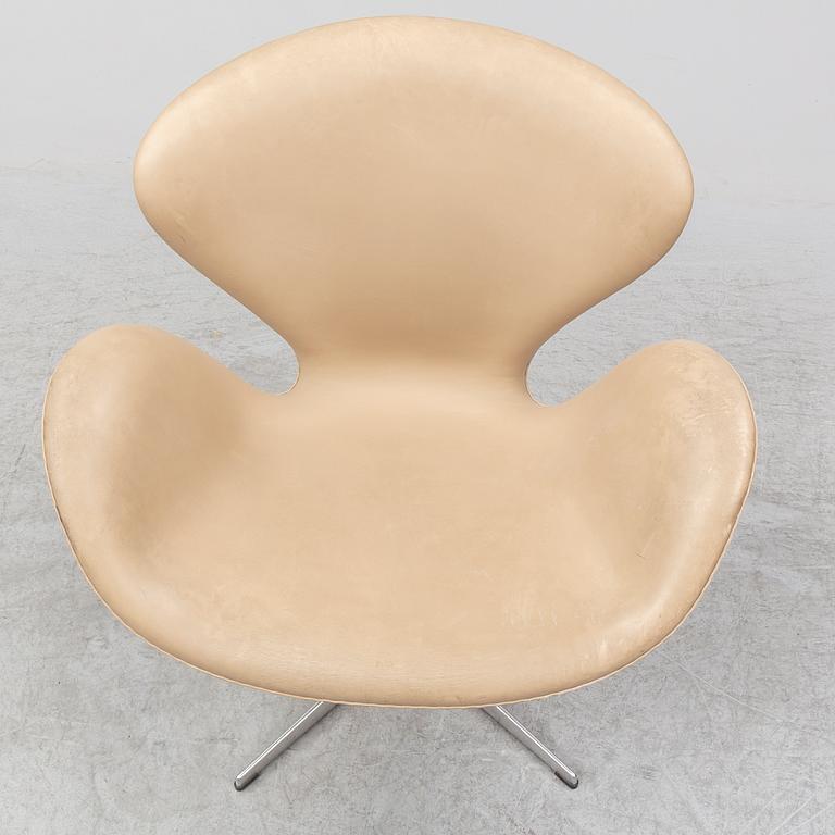 ARNE JACOBSEN, fåtölj, "Svanen", för Fritz Hansen Danmark 2011.