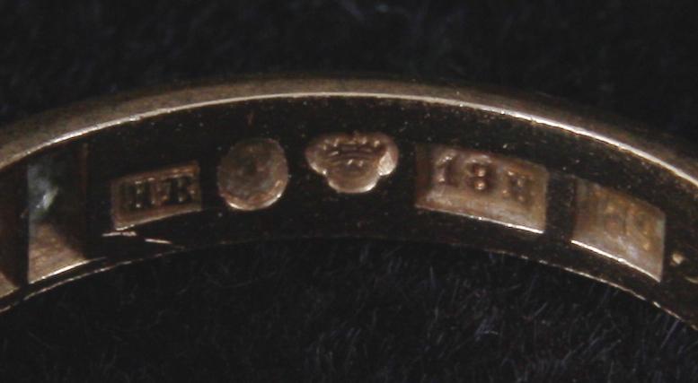 RING, sk halvalliansring. 18K vg och guld.