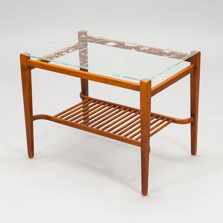 A mid-20th century coffee table / side table.