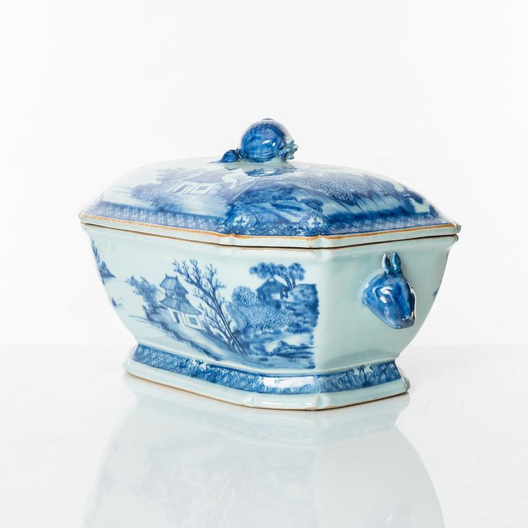 A blue and white tureen with cover, Qing dynasty, Qianlong (1736-95).