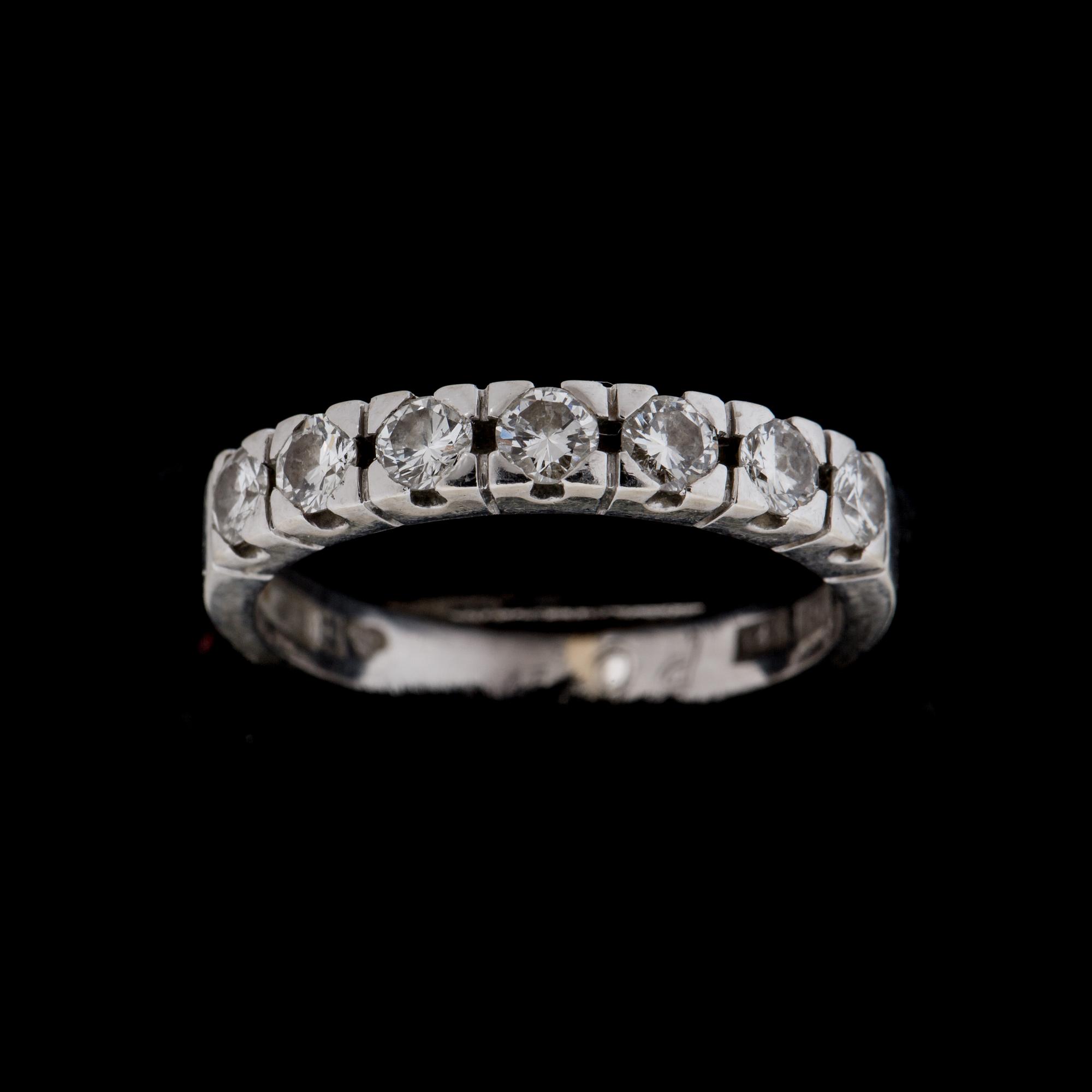 RING, 18k vitguld. Med 7 briljantlipade diamanter tot. ca 0,63 ct. Vikt ca 3 gram.