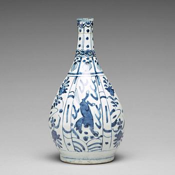 A blue and white kraak bottle vase, Ming dynasty, Wanli (1572-1620).