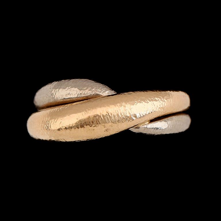 RING, 18K tvåfärgat guld, svenska stämplar HÅS 1997. Vikt ca 20 g.