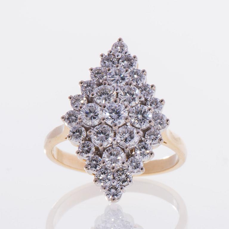 RING, 18K guld, briljantslipade diamanter. Engelska stämplar. Vikt ca 8,2 g.