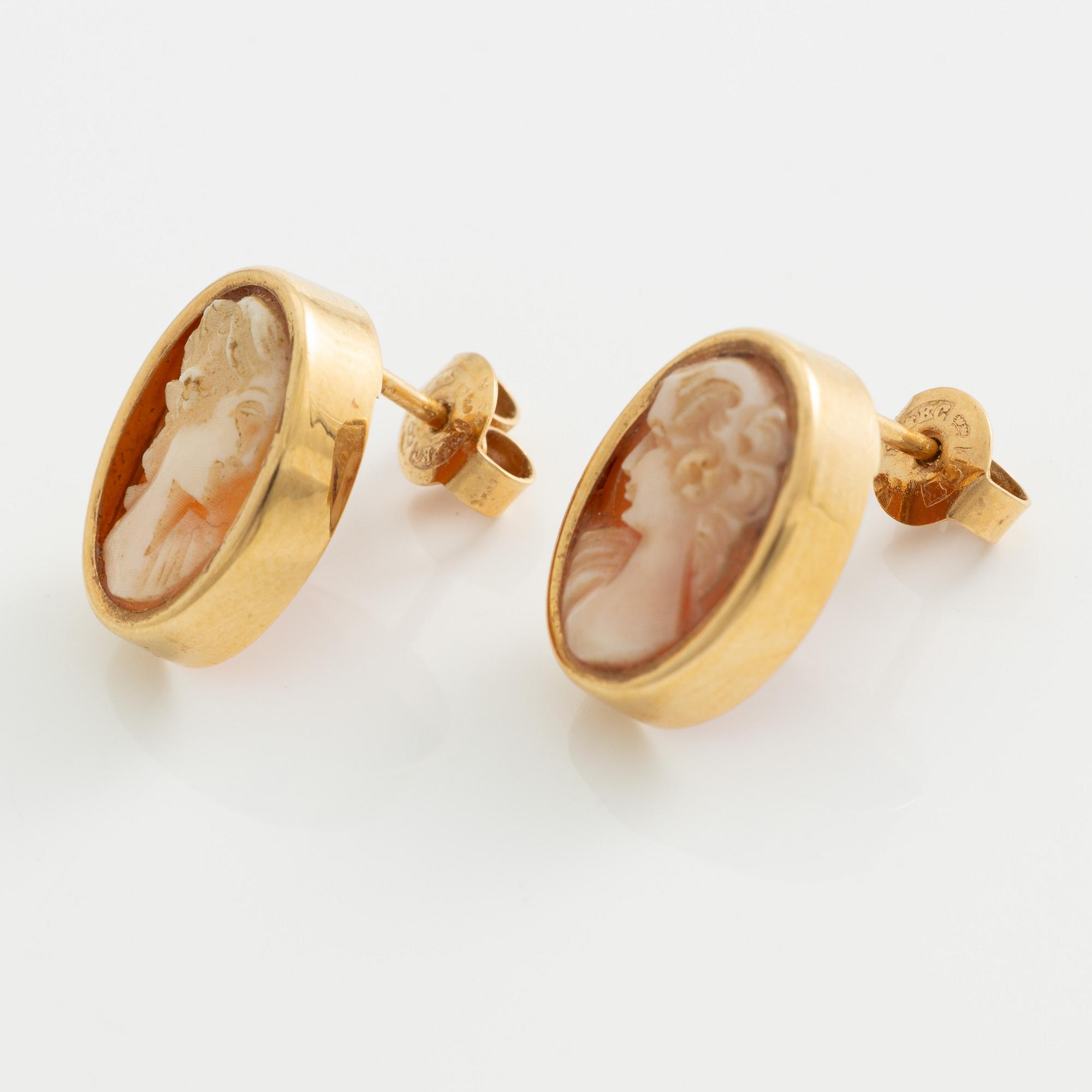 Brooch/pendant and earrings, a pair, 18K gold with shell cameo.