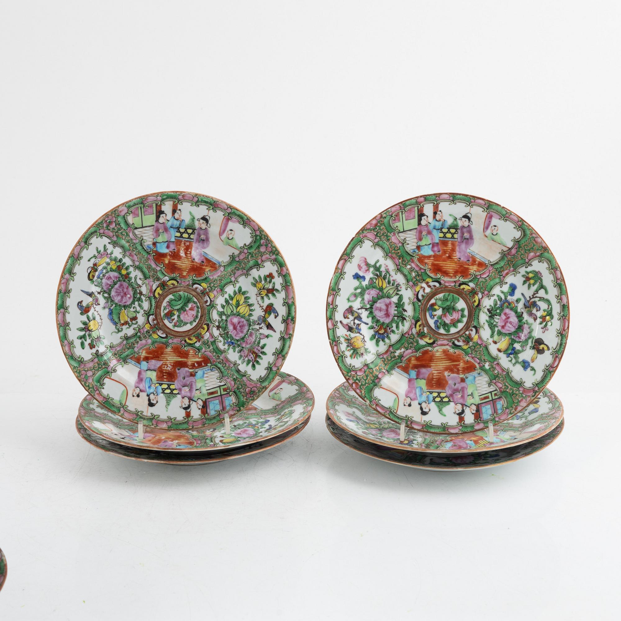 A set of twelve Chinese Canton porcelain plates, 20th century.