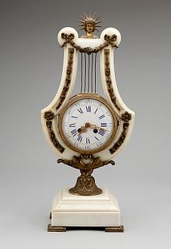 BORDSPENDYL, Louis XVI-stil, 1900-talets början.