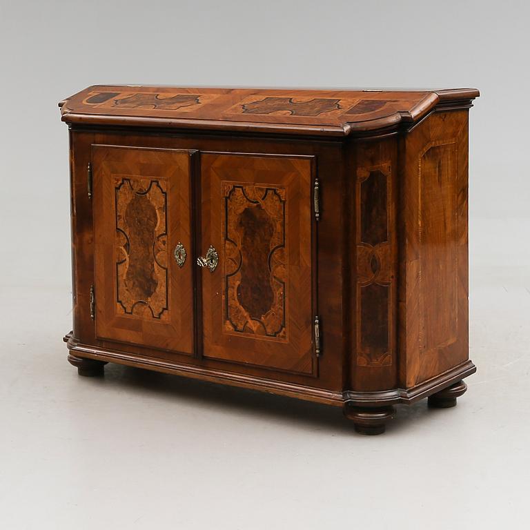 SKÄNK / SKRIVPULPET, barock, 1700-talets mitt.