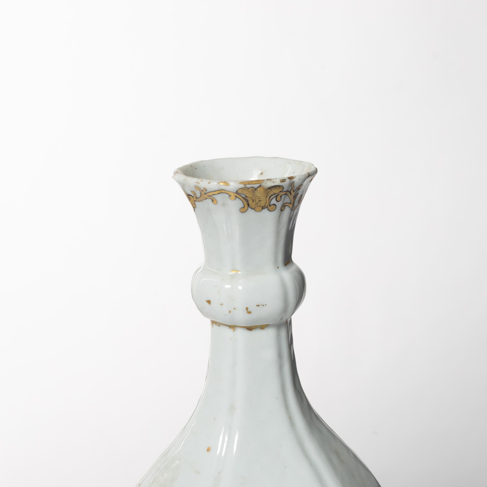 Flaska, vapenporslin. Qingdynastin, 1700-tal.