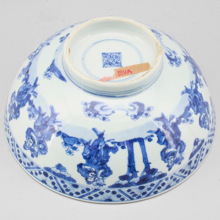 A blue and white bowl, Qing dynasty, 18th Century.