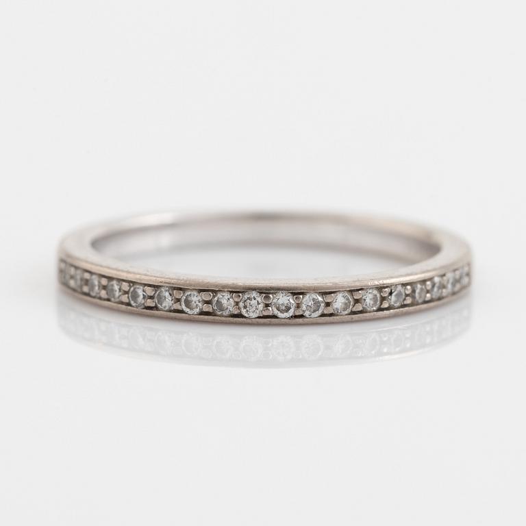 Ring, halvallians, 18K vitguld och briljantslipade diamanter.