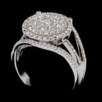 RING, 18k vitguld, med 128 briljantslipade och 9 prinsesslipade diamanter, tot ca 1.31 ct, 2000-tal. Vikt 6 g.