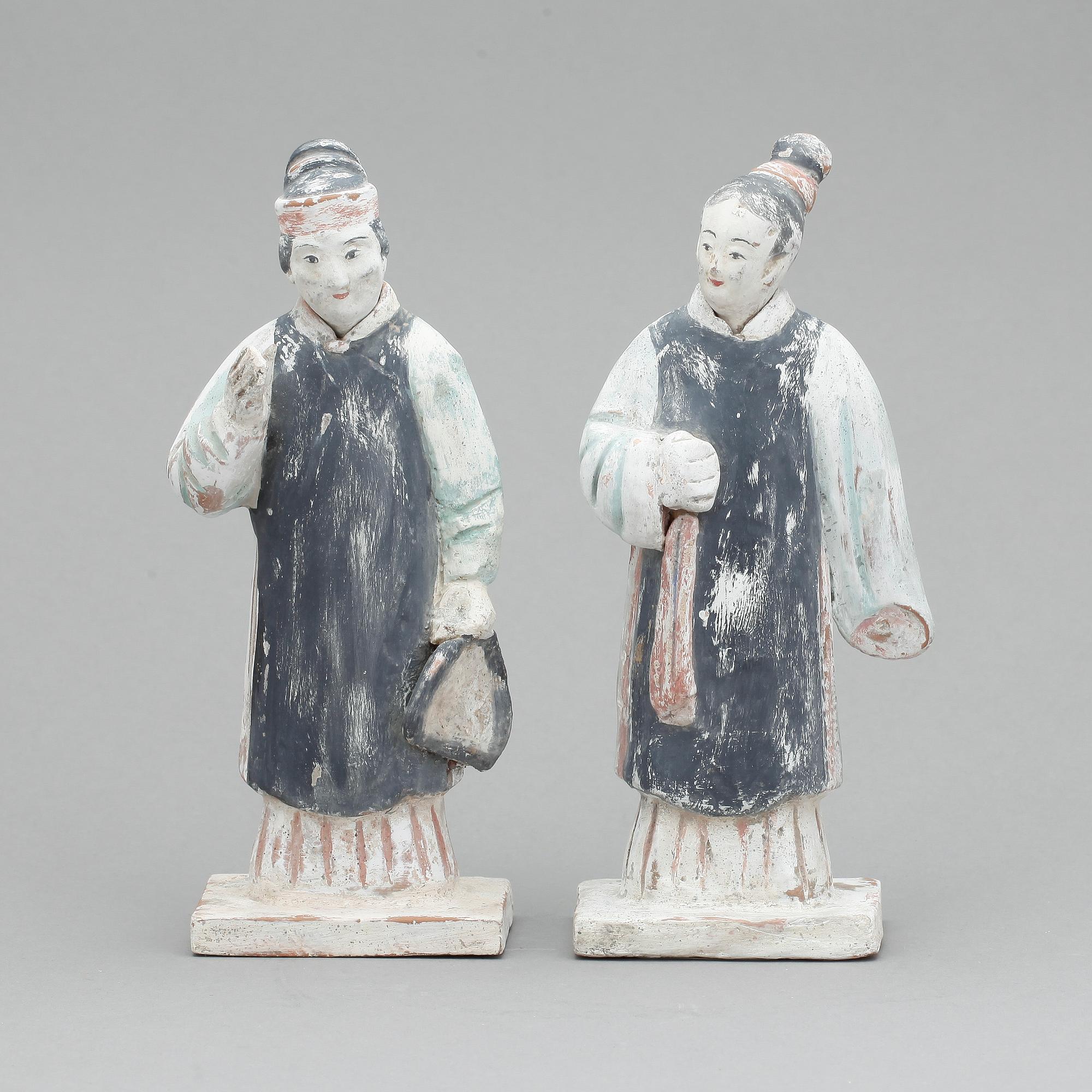 FIGURINER, 2 st, lergods, möjligen Ming dynastin 1368-1644.