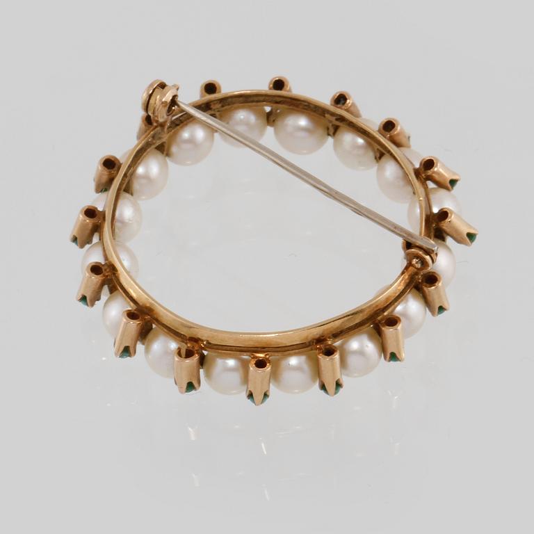 BROSCH, 18K guld med odlade pärlor samt små turkoser, Alessandria, Italien. Vikt 7,1 gram.
