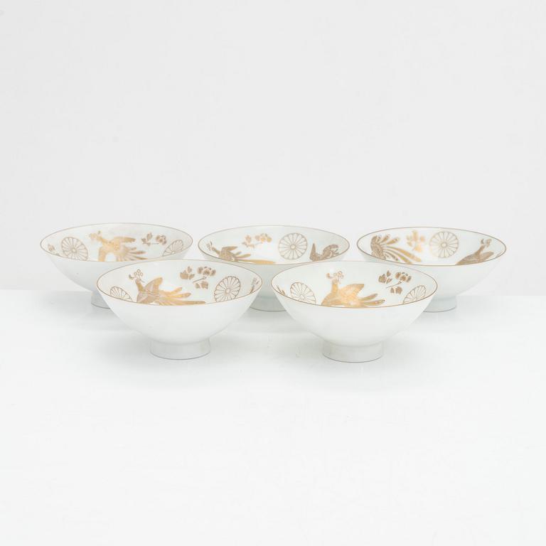 Sakekuppeja, 5 kpl, posliini, ja nukke, papier maché, Japani 1900-luvun alkupuoli.