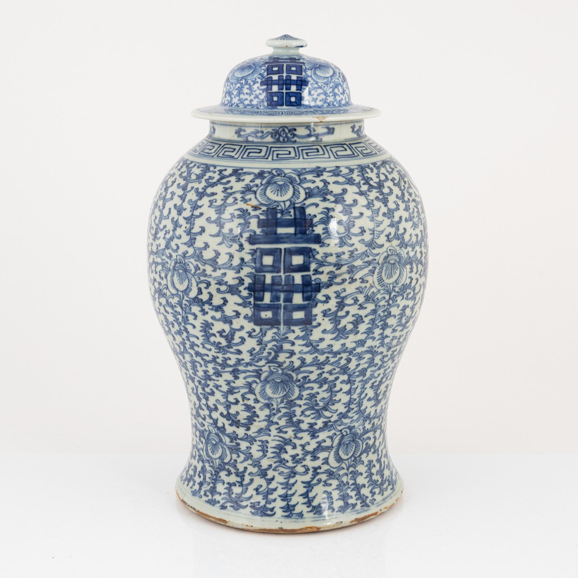 A blue and white lidded urn, China, Qing dynasty, 19th century.