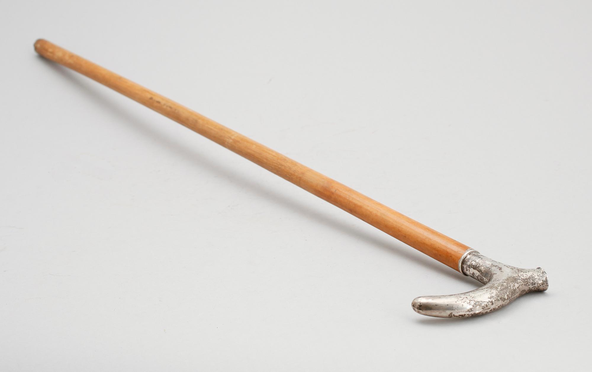 PROMENADKÄPP med silverkrycka, 1917.