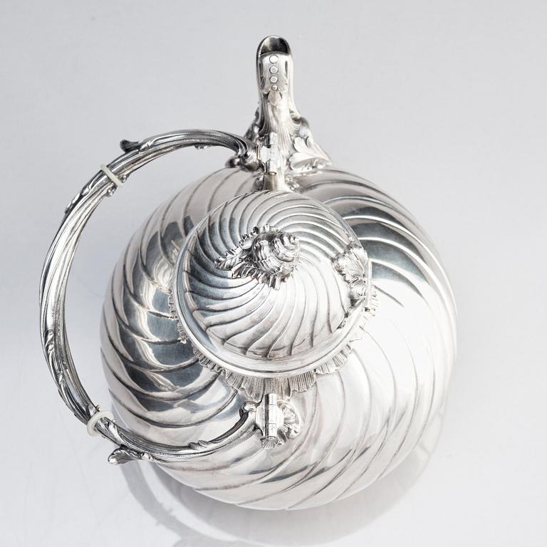 Gustaf Möllenborg (Carl Teodor Feron), tekanna på rechaud, silver, Stockholm 1885. Nyrokoko.