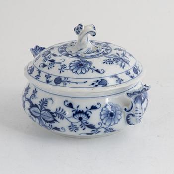 Tureen, porcelain, "Onion pattern", Meissen, Germany, 20th century.