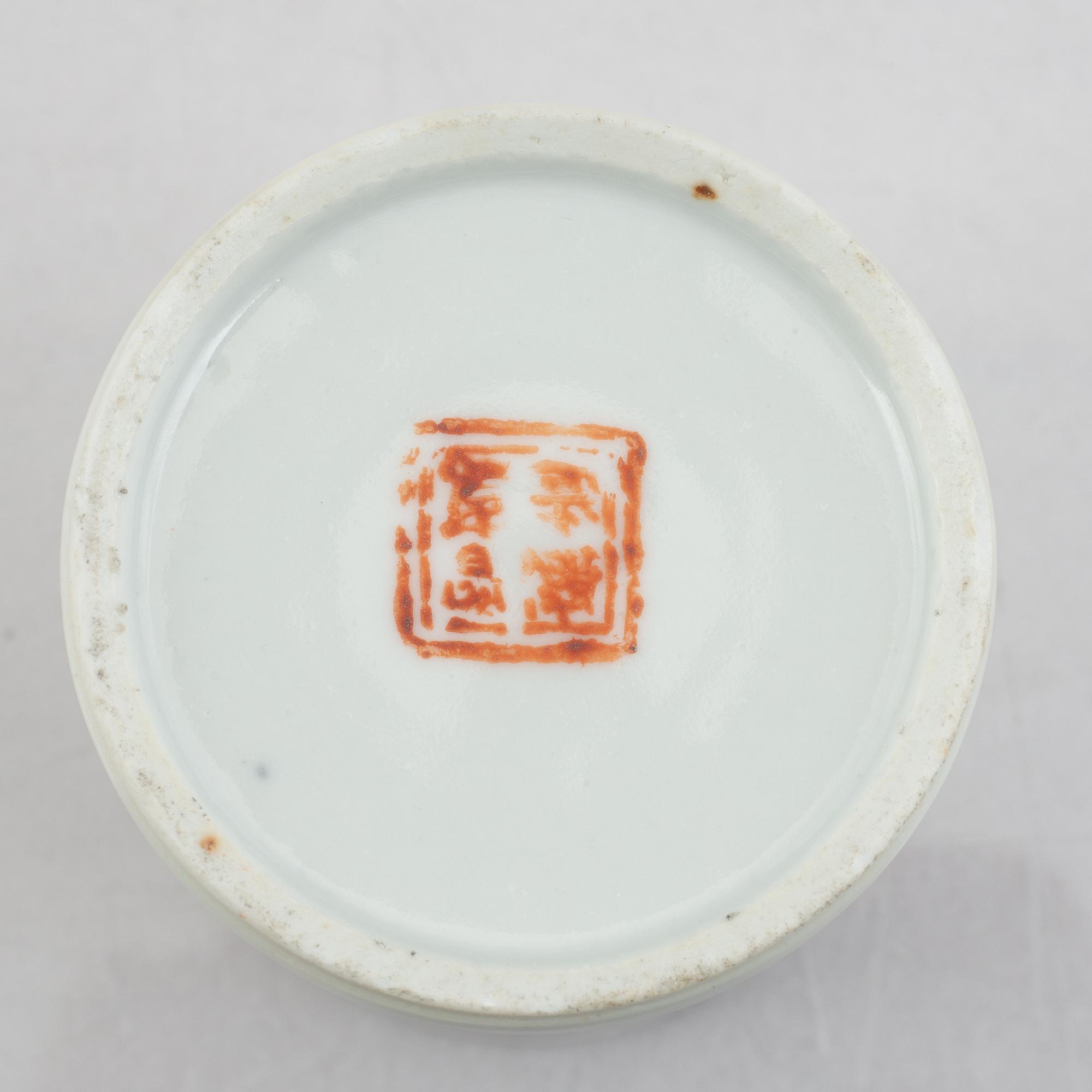 Vaser, tre stycken, tekanna och kopp med lock, porslin, Kina, Qingdynastin, 1800-/1900-tal.