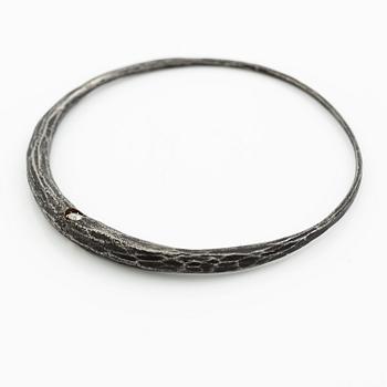 PA Lundahl-Terrs, a necklace and a bracelet, iron and round brilliant-cut diamonds.