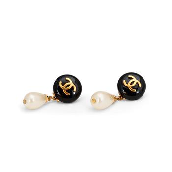 486. CHANEL, a pair of earrings.