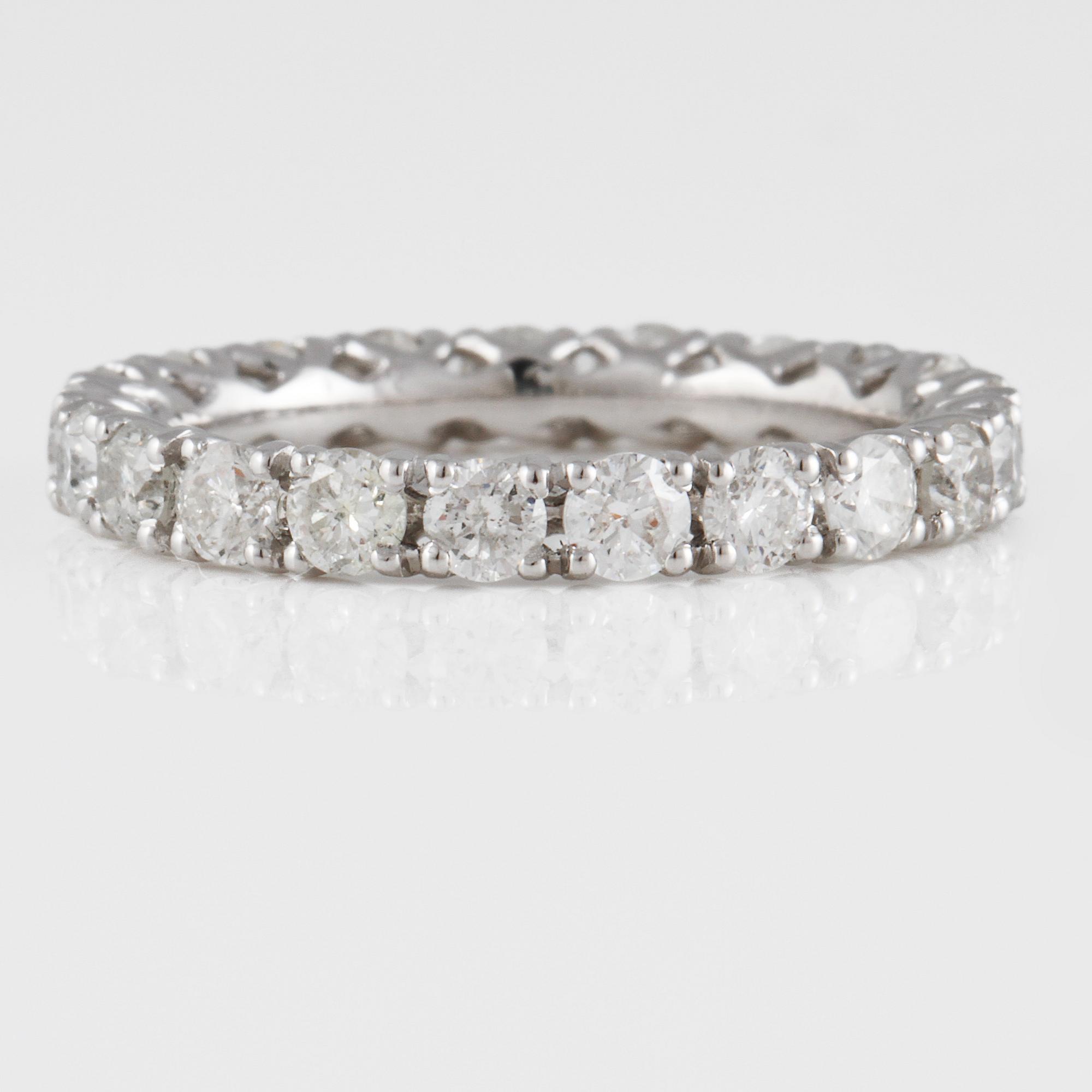 RING, 18K vitguld med briljantslipade diamanter ca 2.03 ct. Vikt 2,5 gram.