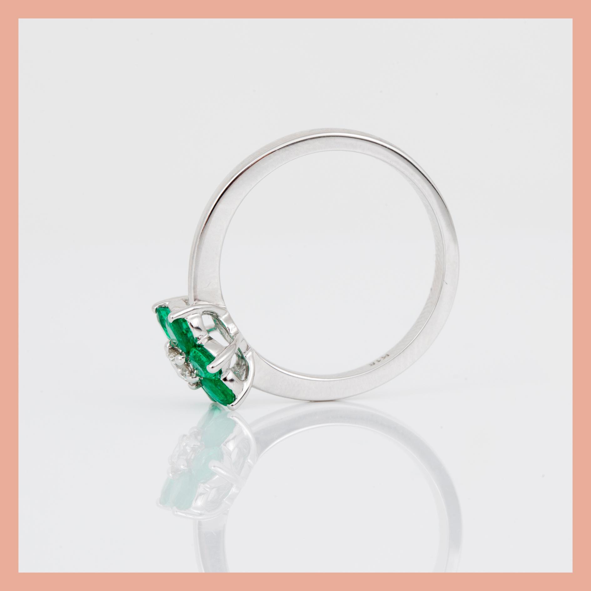 RING, 18K vitguld med briljantslipad diamant, ca 0,11 ct, och rundslipade smaragder, tot ca 0,73 ct. Tot vikt ca 3,78 g.