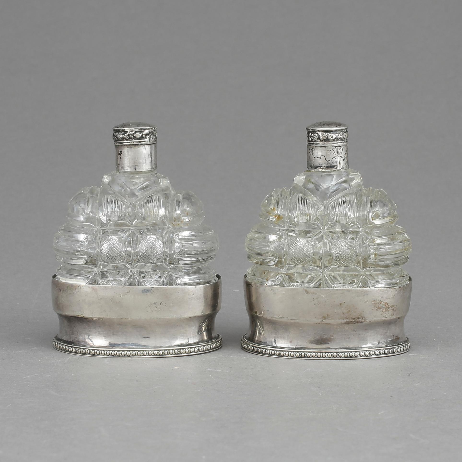 FLAKONGER, silver samt kristall, varierande mästare. 1917.