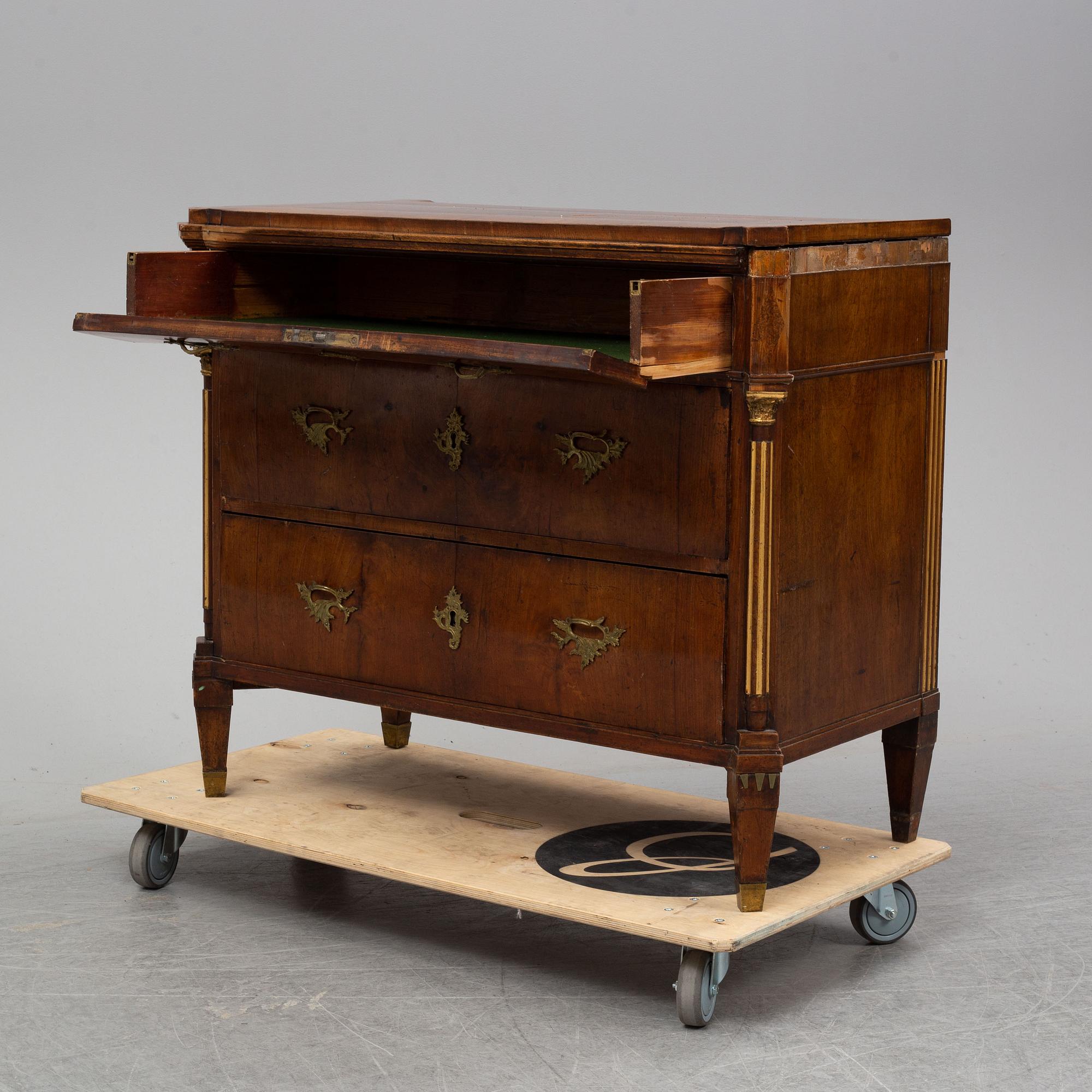 An early 19th Century mahogany chest of drawers.