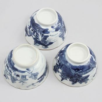 KOPPAR, tre snarlika, porslin, Kina, 1700-tal.