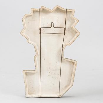 Rut Bryk, reliefi, kivitavaraa, a tergo signeerattu BRYK ja omistuskirjoituksella.