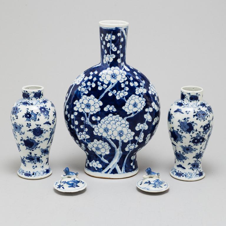 Three (2+1) blue and white porcelain vases, Qing dynasty, late 19th century.