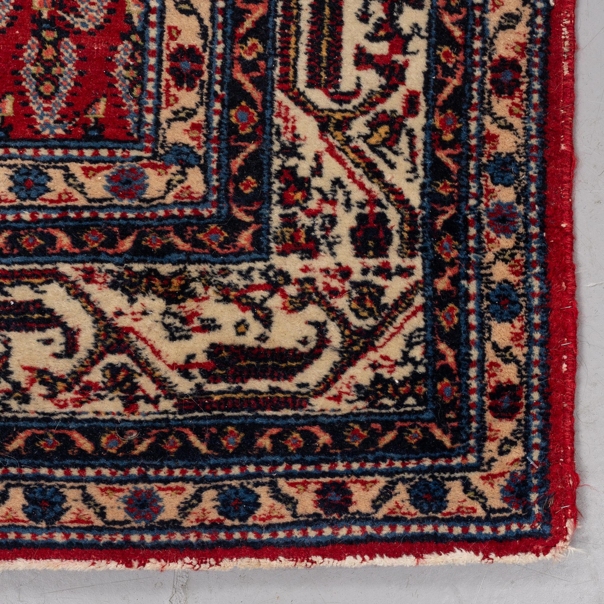 A rug, a semi-antique Oriental with Serabend patterns, ca 197,5-199 x 133,5-135,5 cm.
