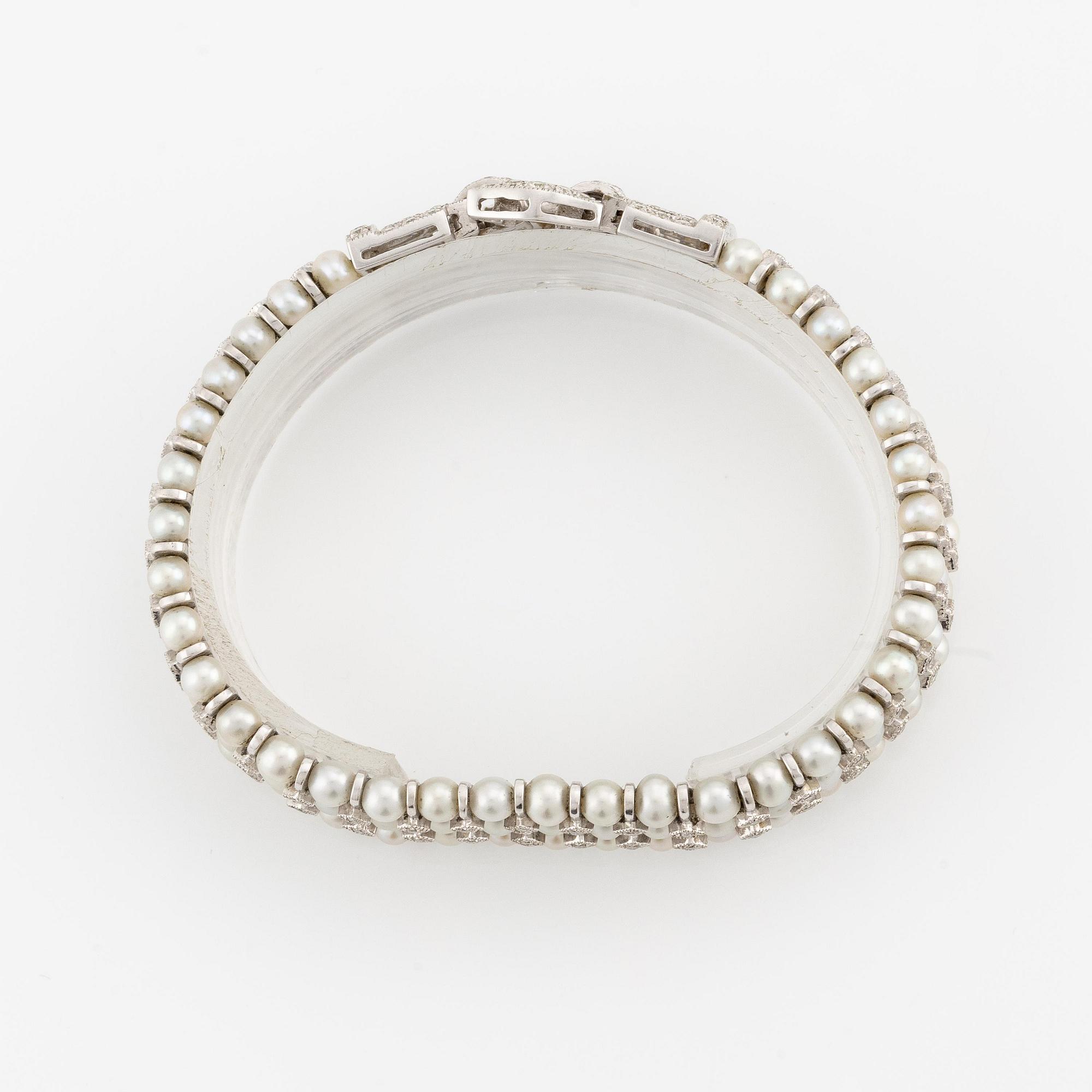 Armband 18K vitguld med odlade pärlor och runda briljantslipade diamanter.