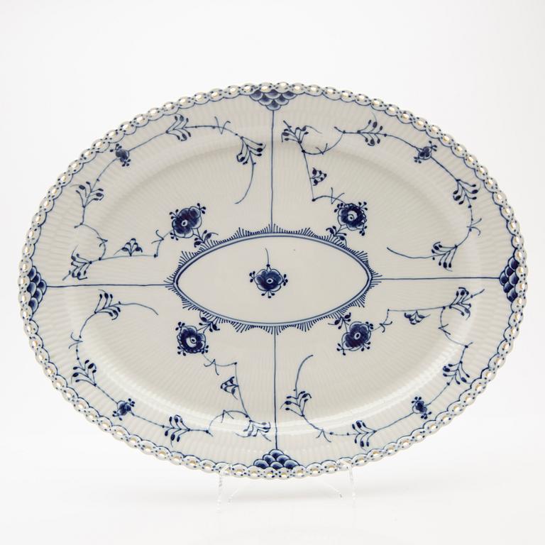 Serving dish, porcelain, Royal Copenhagen, "Musselmalet helblond", model 1149, 1969-1974.