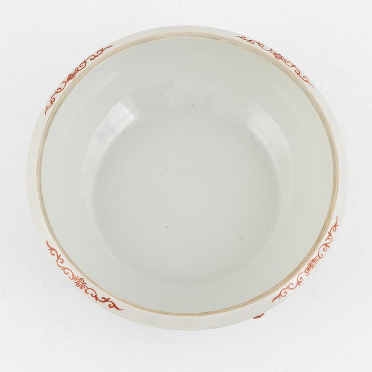A famille rose 'dragon' bowl, late Qing dynasty/around 1900.