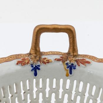 A famille rose chesnut basket, Qing dynasty, Jiaqing (1796-1820).