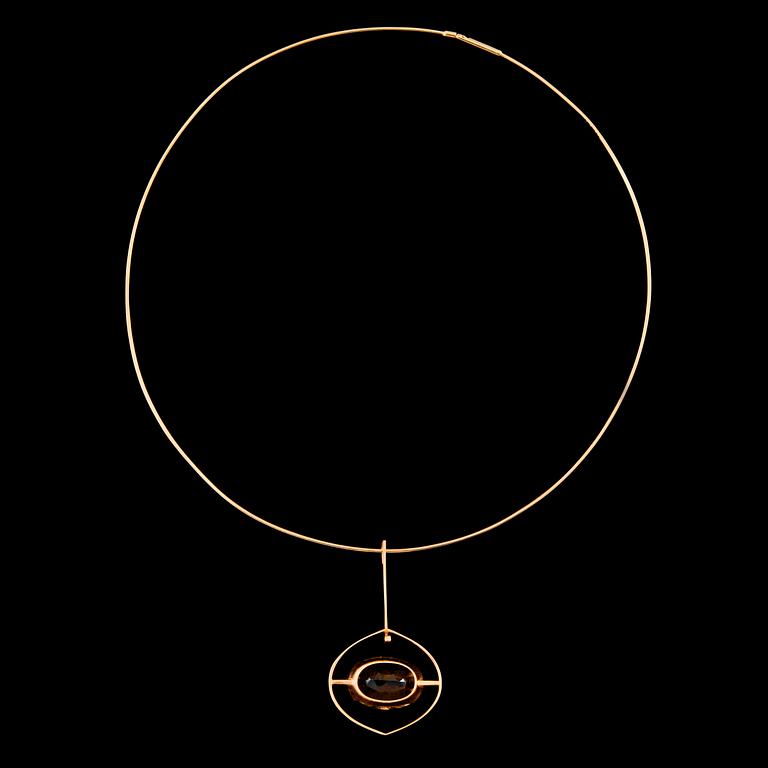 Elis Kauppi, HALSSMYCKE, guld 14K, rökkvarts, Kupittaan Kulta 1961. Vikt tot. 12,9 g.