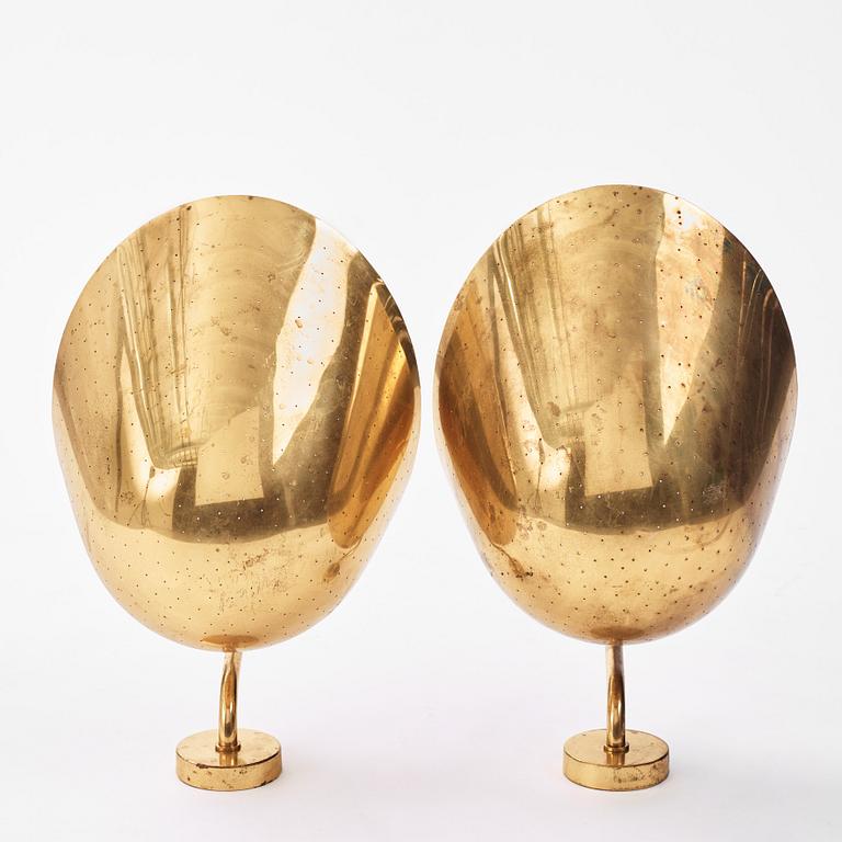 Carl-Axel Acking, a pair of brass wall lamps, model "5019", Bröderna Malmströms metallvarufabrik, Malmö 1940s-50s.